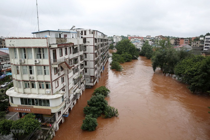 Việt Nam hỗ trợ Trung Quốc 100.000 USD khắc phục hậu quả lũ lụt, động đất - Ảnh 1.