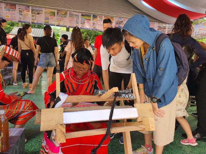 Du khách chen nhau săn tour giảm giá, thưởng thức ẩm thực tại Ngày hội Du lịch TP HCM - Ảnh 4.