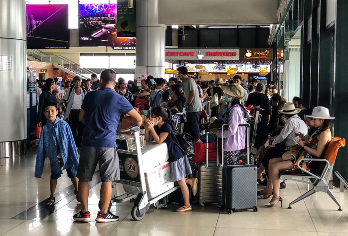 CLIP: Hành khách đông nghẹt, vật vờ chờ  đợi ở sân bay Nội Bài trong mùa du lịch - Ảnh 3.