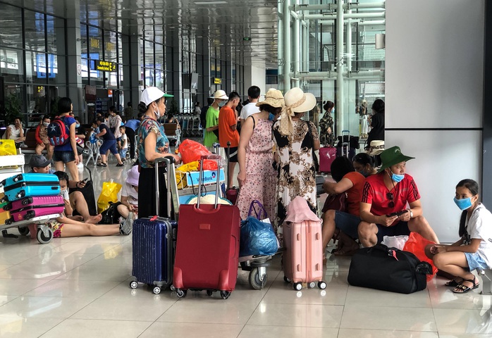 CLIP: Hành khách đông nghẹt, vật vờ chờ  đợi ở sân bay Nội Bài trong mùa du lịch - Ảnh 4.