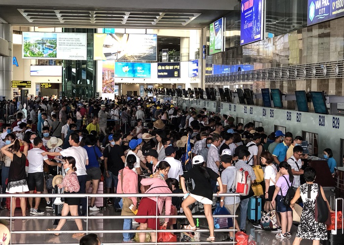 CLIP: Hành khách đông nghẹt, vật vờ chờ  đợi ở sân bay Nội Bài trong mùa du lịch - Ảnh 10.