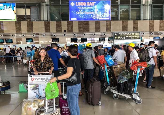 CLIP: Hành khách đông nghẹt, vật vờ chờ  đợi ở sân bay Nội Bài trong mùa du lịch - Ảnh 14.