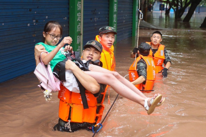 Trung Quốc: Nguy cơ lũ chồng lũ, vỡ đê bao diện rộng - Ảnh 1.