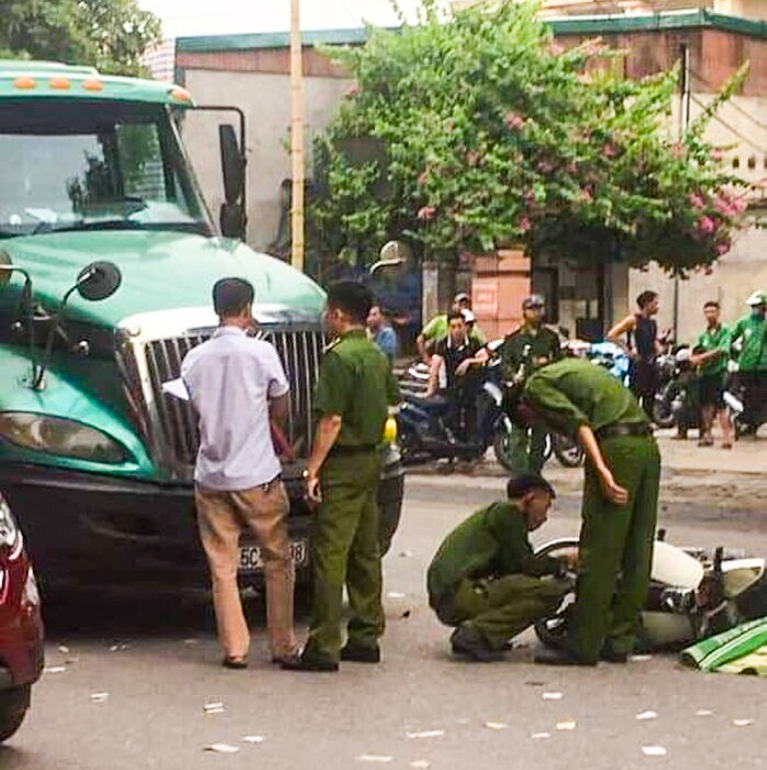 Va chạm mạnh với xe đầu kéo, một chiến sĩ công an tử vong - Ảnh 1.