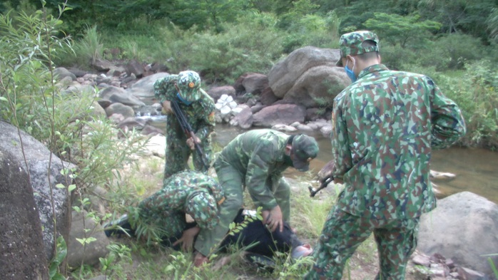 Bộ đội biên phòng đánh án giữa rừng, bắt người Lào vận chuyển 8.000 viên ma túy qua biên giới - Ảnh 2.