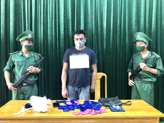 Bộ đội biên phòng đánh án giữa rừng, bắt người Lào vận chuyển 8.000 viên ma túy qua biên giới - Ảnh 3.