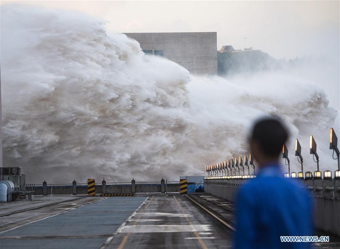 Trung Quốc và Nam Á hứng chịu mưa lũ khủng khiếp - Ảnh 1.