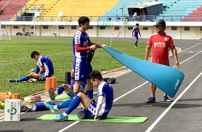 Công Phượng, Bùi Tiến Dũng rèn thể lực đấu Hà Nội FC - Ảnh 1.