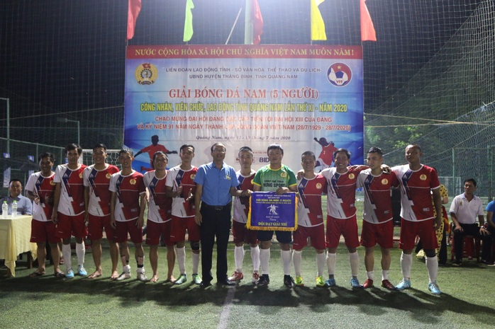 Đội bóng Công đoàn Ngành Xây dựng Quảng Nam đoạt cúp vô địch - Ảnh 2.
