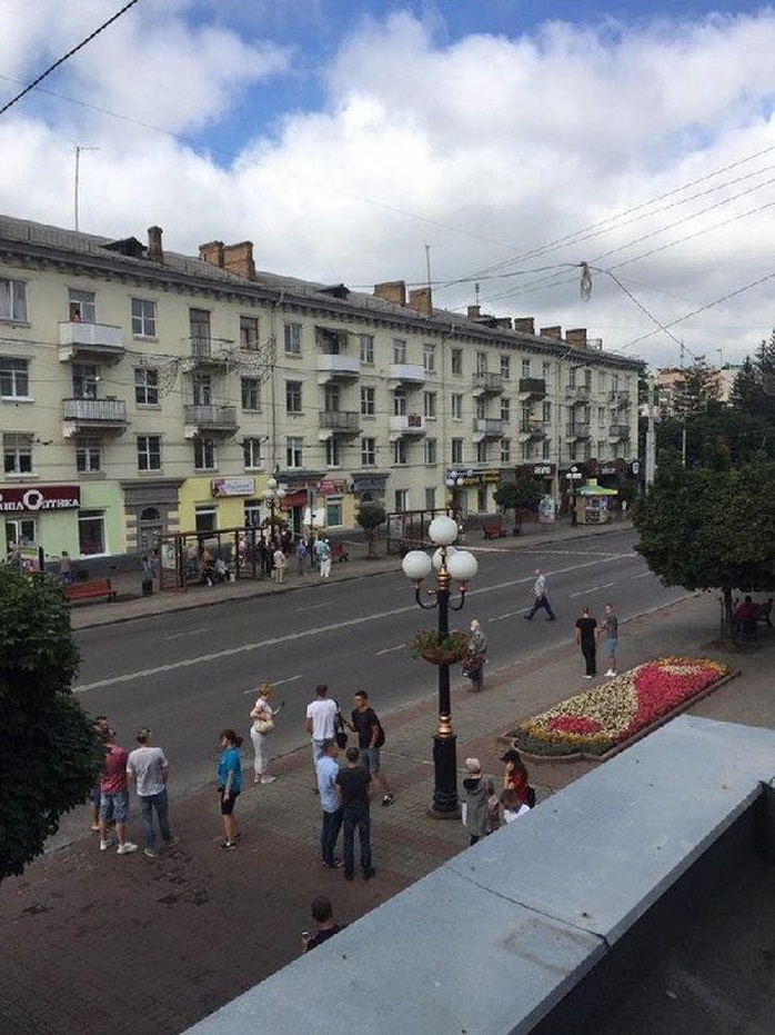 Ukraine: Đang diễn ra bắt cóc 20 con tin và nghi phạm dọa nổ tung xe buýt  - Ảnh 3.