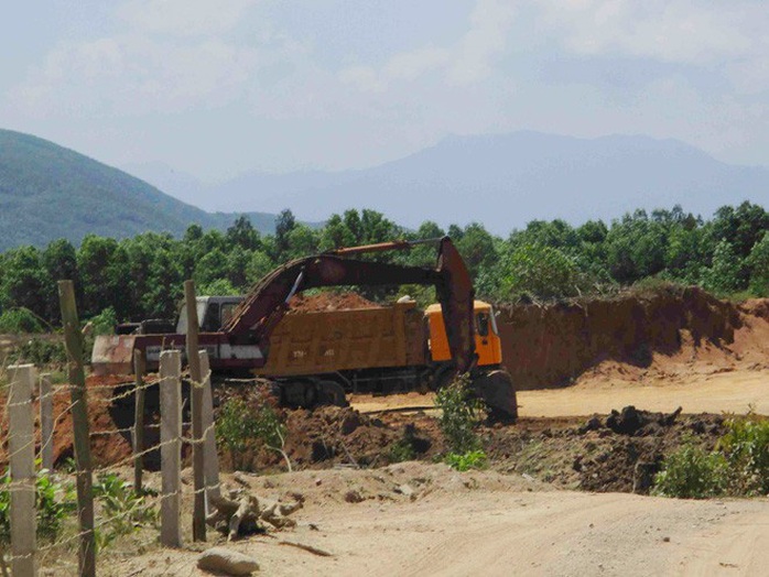 Để doanh nghiệp khai thác đất “nhầm” vị trí, chủ tịch xã bị yêu cầu kỷ luật - Ảnh 2.