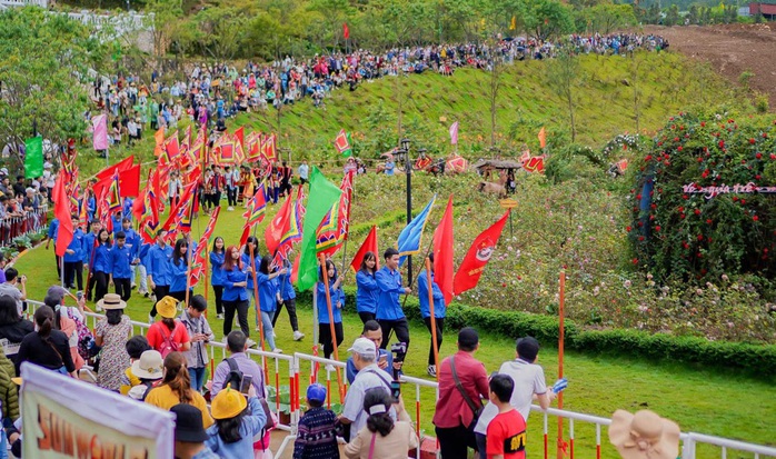 Sa Pa: Du khách phấn khích với giải đua “Vó ngựa trên mây” - Ảnh 6. Sa Pa: Du khách phấn khích với giải đua “Vó ngựa trên mây” - Ảnh 6.