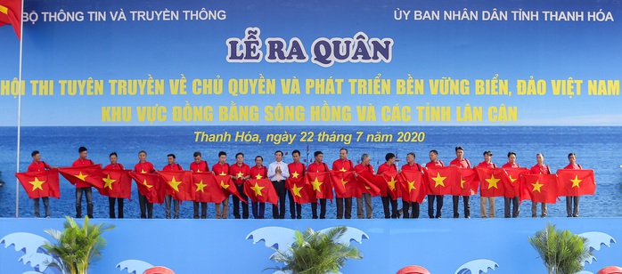 Báo Người Lao Động trao tặng 2.000 lá cờ Tổ quốc cho ngư dân Thanh Hóa - Ảnh 1.