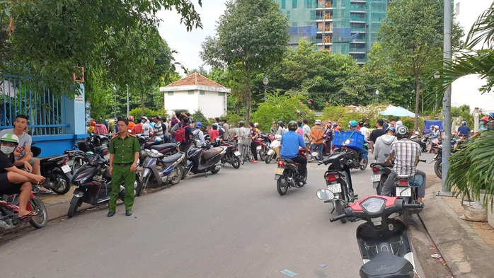 Nam thanh niên gục chết cạnh xe máy, dao Thái Lan găm trên ngực - Ảnh 1.