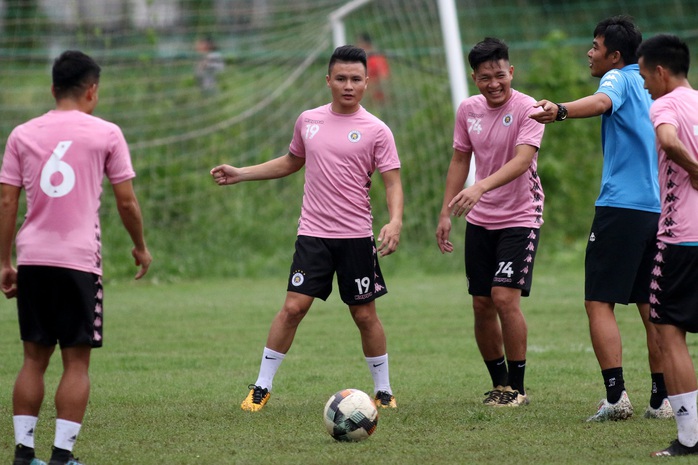Cháy vé xem Công Phượng đấu Quang Hải, Hà Nội FC không được tập ở sân Thống Nhất - Ảnh 3.