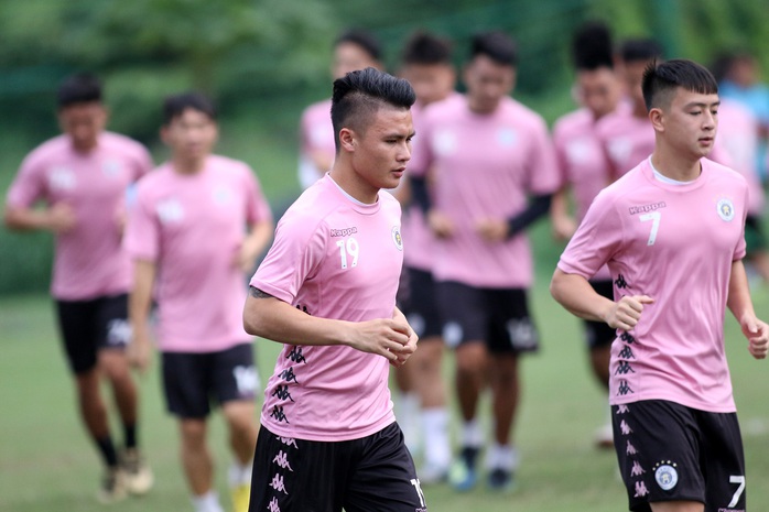 Cháy vé xem Công Phượng đấu Quang Hải, Hà Nội FC không được tập ở sân Thống Nhất - Ảnh 1.
