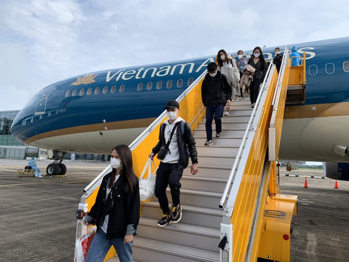 Chuyến bay đậm đặc virus đưa hơn 200 người Việt từ Guinea Xích Đạo về nước - Ảnh 1.