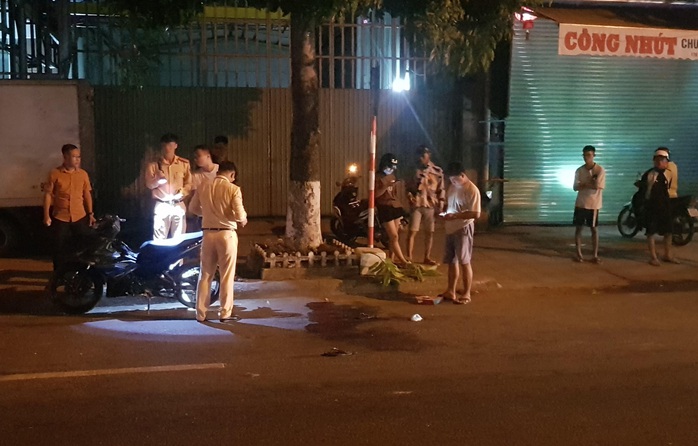 Đà Nẵng: Nam thanh niên bị dây cáp cắt ngang cổ khi đang chạy xe máy giữa đường - Ảnh 1.