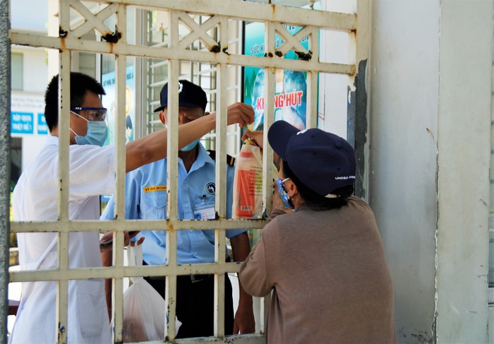 Nhân viên y tế đóng vai người vận chuyển ở bệnh viện bị phong tỏa tại Đà Nẵng - Ảnh 2.