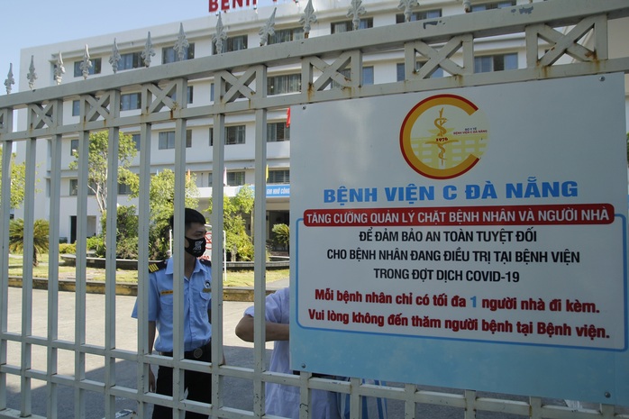 Nhân viên y tế đóng vai người vận chuyển ở bệnh viện bị phong tỏa tại Đà Nẵng - Ảnh 4.
