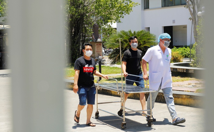 Nhân viên y tế đóng vai người vận chuyển ở bệnh viện bị phong tỏa tại Đà Nẵng - Ảnh 5.
