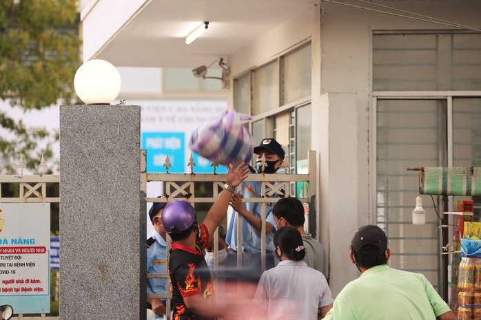 Nhân viên y tế đóng vai người vận chuyển ở bệnh viện bị phong tỏa tại Đà Nẵng - Ảnh 6.