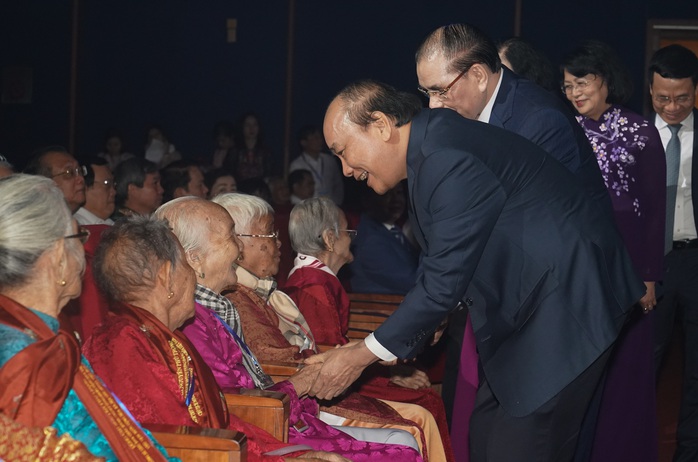 Chùm ảnh: Thủ tướng dự chương trình gặp mặt các Bà mẹ Việt Nam anh hùng - Ảnh 3.