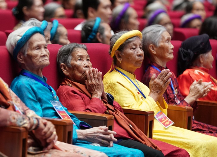 Chùm ảnh: Thủ tướng dự chương trình gặp mặt các Bà mẹ Việt Nam anh hùng - Ảnh 4.