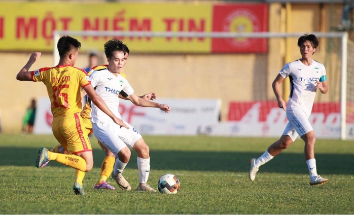 Cầu thủ các đội V-League được về nhà nghỉ ngơi trong thời điểm tránh dịch Covid-19 - Ảnh 1.