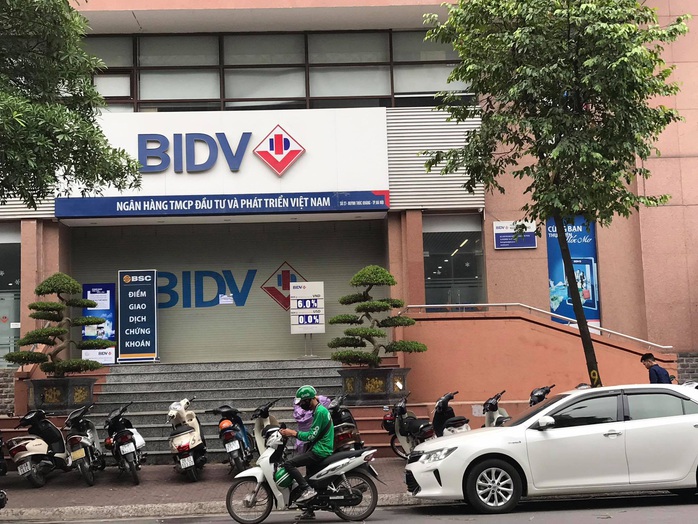 Hai tên cướp bịt mặt nổ súng cướp hàng trăm triệu đồng Ngân hàng BIDV trên phố Hà Nội - Ảnh 2.