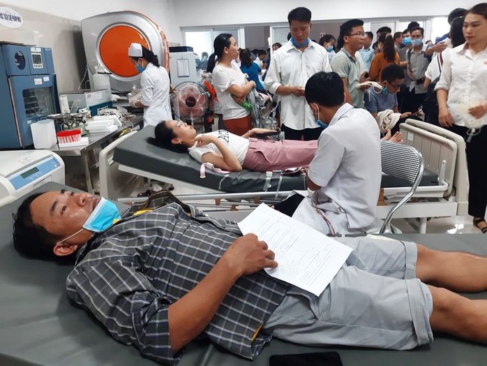 Rừng người đến bệnh viện hiến 230 đơn vị máu cứu 21 nạn nhân vụ tai nạn thảm khốc ở Quảng Bình - Ảnh 3.