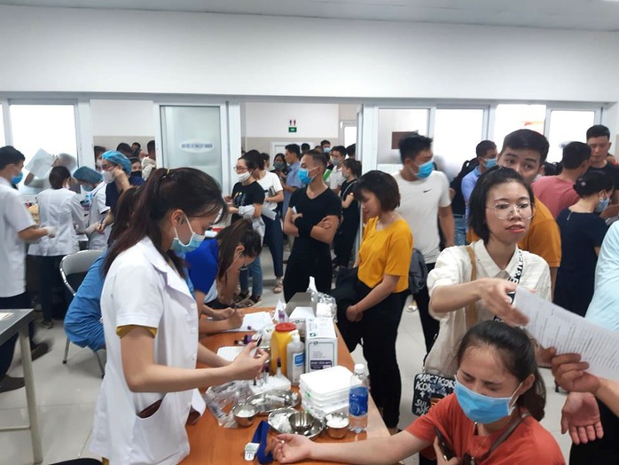 Rừng người đến bệnh viện hiến 230 đơn vị máu cứu 21 nạn nhân vụ tai nạn thảm khốc ở Quảng Bình - Ảnh 2.