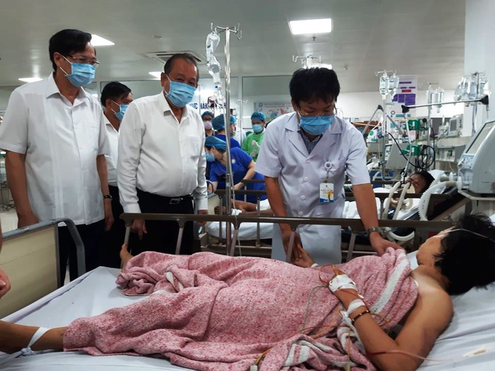 Hai bệnh nhân nặng trong vụ lật xe ở Quảng Bình được chuyển vào Bệnh viện Trung ương Huế - Ảnh 1.