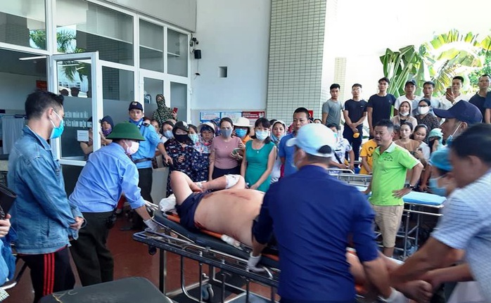 Hai bệnh nhân nặng trong vụ lật xe ở Quảng Bình được chuyển vào Bệnh viện Trung ương Huế - Ảnh 2.