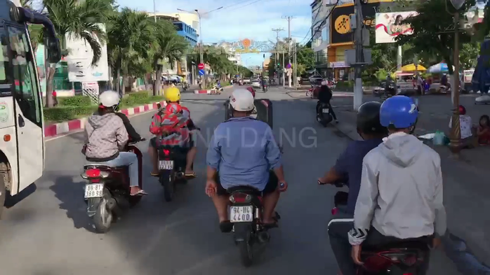 CLIP: Nhóm thanh niên chạy xe dàn hàng ngang, mở loa kẹo kéo gây náo loạn đường phố - Ảnh 4.