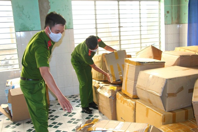 Đà Nẵng: Tạm giữ hơn 18.000 khẩu trang y tế không nguồn gốc chuẩn bị xuất ra thị trường - Ảnh 2.