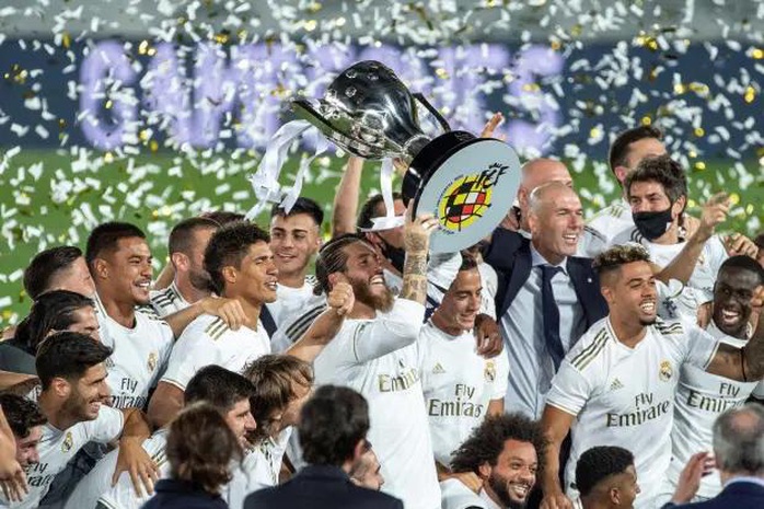 Vừa “ẵm” cúp, Real Madrid lại “xin” cầu thủ… giảm lương - Ảnh 1.