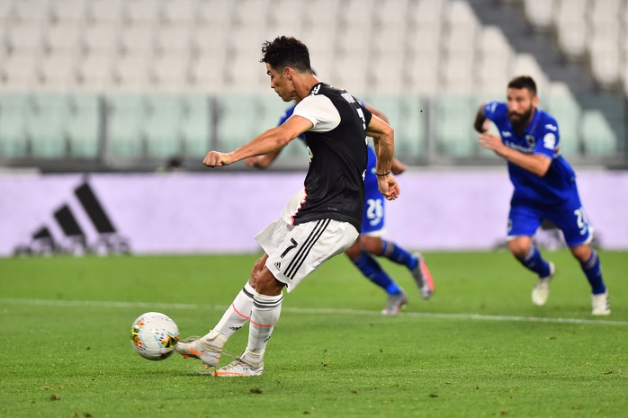 Ronaldo hỏng penalty, Juventus vô địch mùa thứ 9 liên tiếp - Ảnh 5.