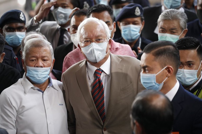 Cựu Thủ tướng Malaysia Najib lãnh 12 năm tù - Ảnh 2.