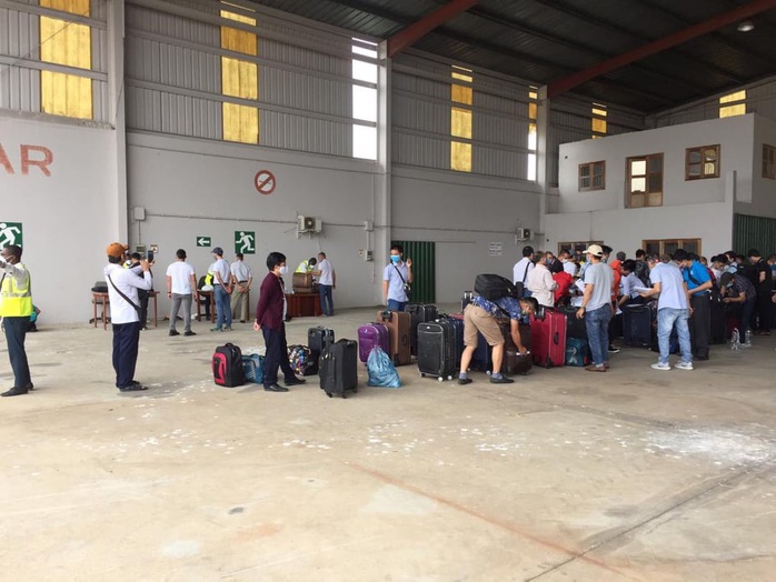 Cấp cứu 2 hành khách khó thở trên chuyến bay đón 129 bệnh nhân Covid-19 từ Guinea Xích đạo - Ảnh 6.