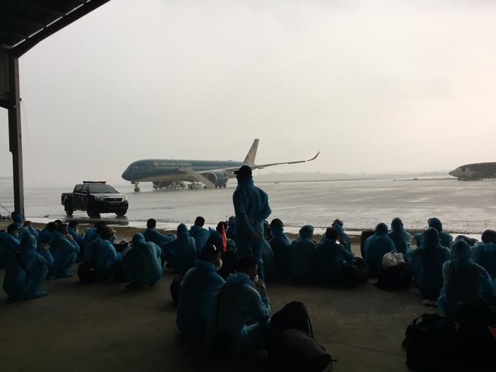 Cấp cứu 2 hành khách khó thở trên chuyến bay đón 129 bệnh nhân Covid-19 từ Guinea Xích đạo - Ảnh 1.