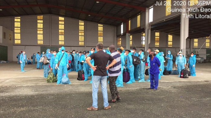 Cấp cứu 2 hành khách khó thở trên chuyến bay đón 129 bệnh nhân Covid-19 từ Guinea Xích đạo - Ảnh 10.