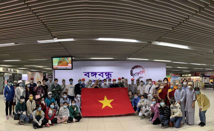 200 công dân Việt Nam từ Sri Lanka và Bangladesh về nước - Ảnh 4.