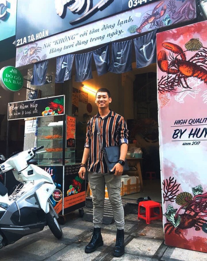 Bỏ lương nghìn đô ở sân bay, 9x Khánh Hòa về bán tôm hùm thu lãi khủng - Ảnh 1. Bỏ lương nghìn đô ở sân bay, 9x Khánh Hòa về bán tôm hùm thu lãi khủng - Ảnh 1.