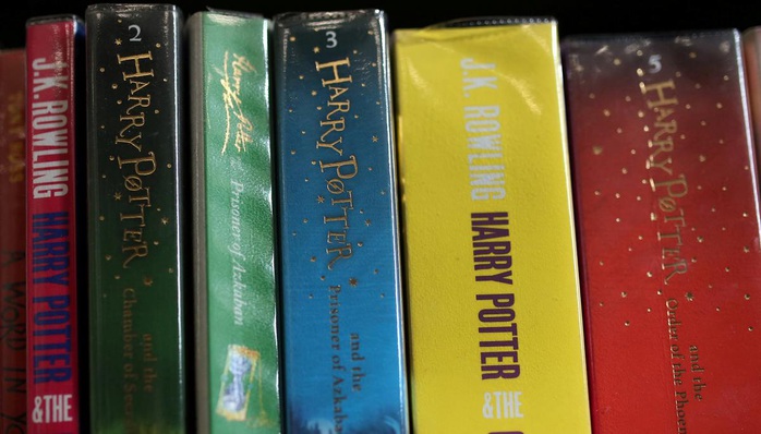 Mẹ đẻ” Harry Potter bị xa lánh vì kỳ thị người chuyển giới - Ảnh 1.