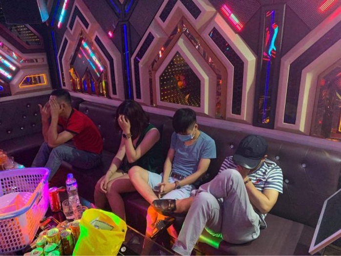 Bắt quả tang 20 nam, nữ mở đại tiệc ma túy tại phòng hát karaoke - Ảnh 1.