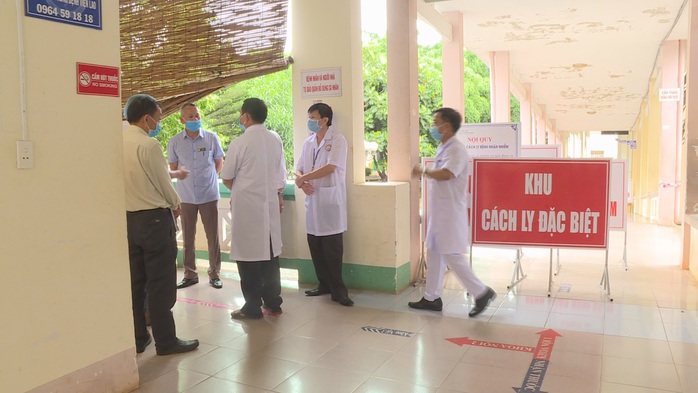 Đắk Lắk cách ly hơn 400 người, chuyển nữ sinh viên mắc Covid-19 sang bệnh viện khác - Ảnh 1.