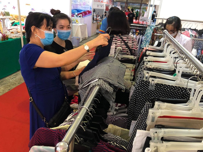 Đầy ắp khuyến mãi tại hội chợ Tôn vinh hàng Việt năm 2020 - Ảnh 1. Đầy ắp khuyến mãi tại hội chợ Tôn vinh hàng Việt năm 2020 - Ảnh 1.