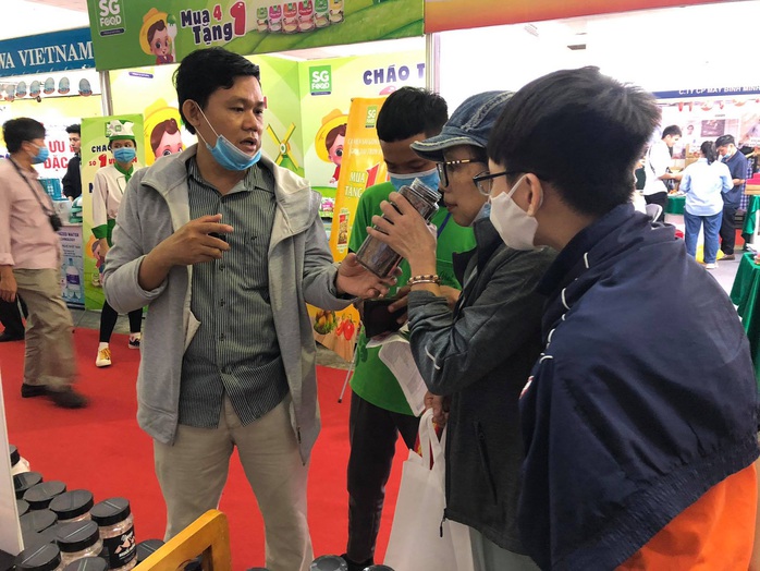 Đầy ắp khuyến mãi tại hội chợ Tôn vinh hàng Việt năm 2020 - Ảnh 2. Đầy ắp khuyến mãi tại hội chợ Tôn vinh hàng Việt năm 2020 - Ảnh 2.