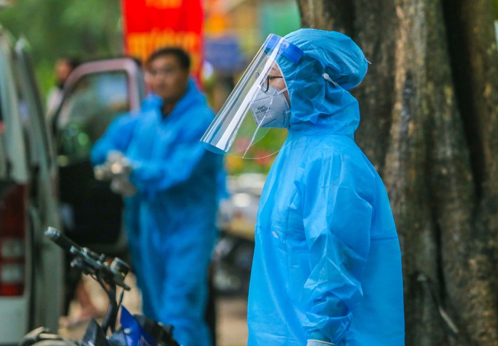 Cận cảnh phun khử khuẩn nơi có ca bệnh 459 đi Đà Nẵng về - Ảnh 16.